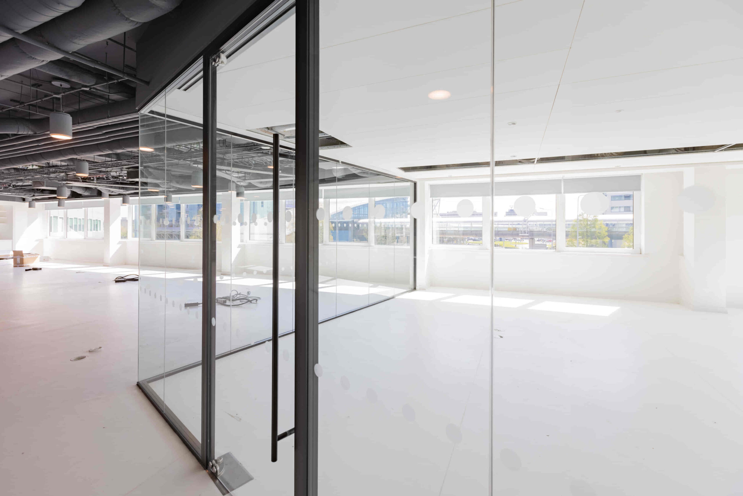 Voyager_April2023_JodyHartley_HiRes-135 internal cgi of office and cowering space with people walking through